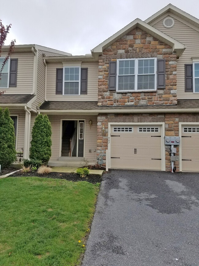 Primary Photo - Attractive & Spacious 3 Br 2.5 Bath w/ Gar...