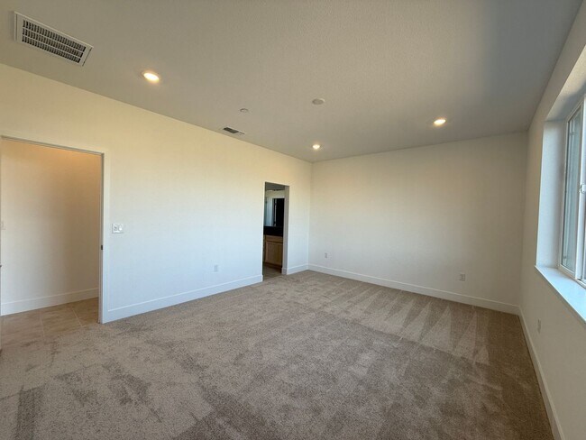Building Photo - Grand New Build!