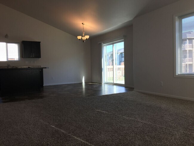 Building Photo - 3 Bed 3 Bath Single Family Home