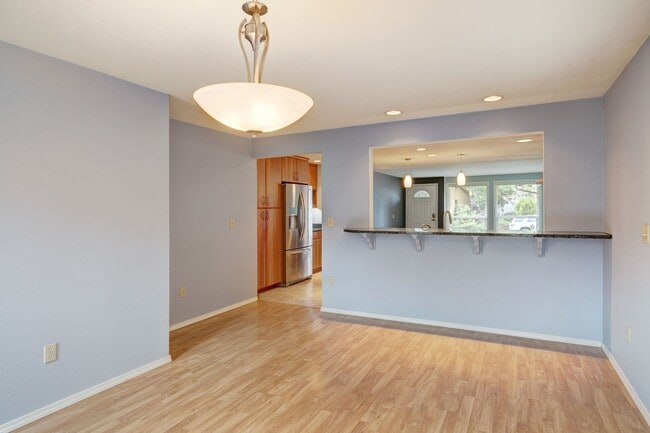 Building Photo - Kirkland Rambler with Amazing Back Yard!