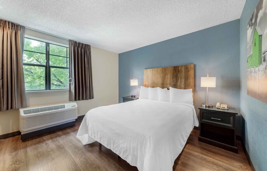 Building Photo - Furnished Studio-Miami - Airport - Doral - 87th Avenue South