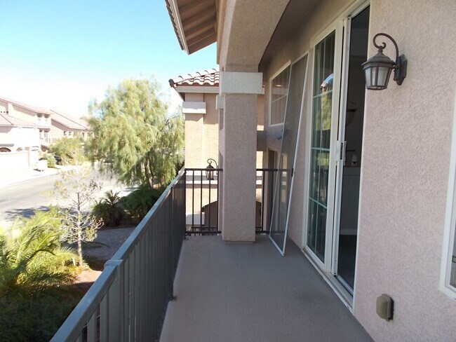 Building Photo - Modern Tri-Level Home with Spacious Layout...