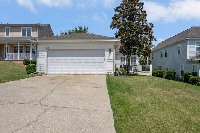 Building Photo - 2119 Fernleigh Dr