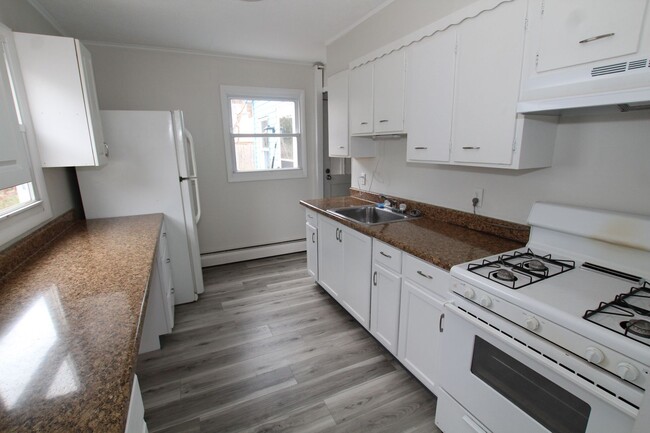 Building Photo - 3 Bedroom close to Uptown Kingston availab...