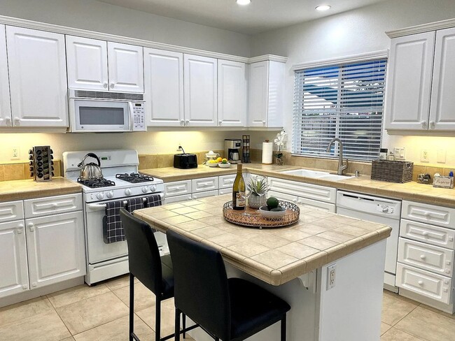 Building Photo - Classy Single Family Home Conviently located - Easy drive to Pendelton or Miramar - Nice family n...