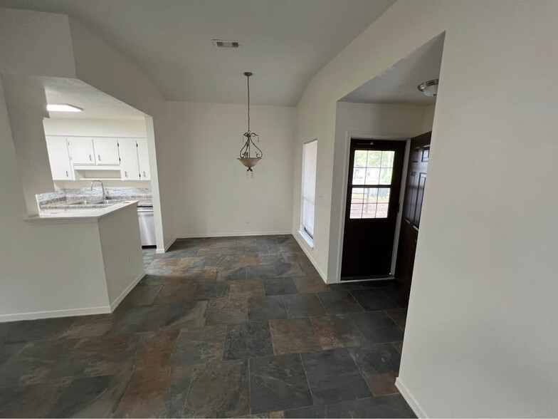 Building Photo - 8341 Country Walk Dr