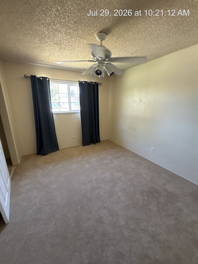 Building Photo - North Side Visalia Home!!