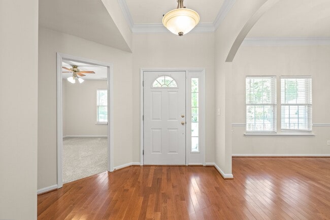 Building Photo - 3 Bedroom w/ 2 car Garage (Landscaping is ...