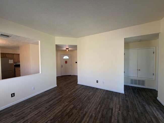 Building Photo - 2 Bedroom Single Story Home Available Near Unser Blvd NE & Northern Blvd NE in North Hills Rio Ra...