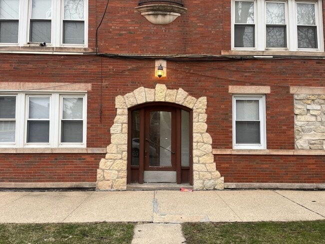 Building Photo - Condo wFREE HEAT in Belmont Cragin! In-uni...