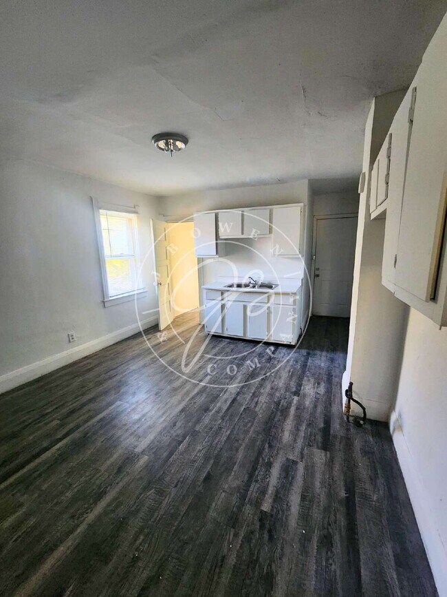 Building Photo - 2nd floor 2 bed- Spacious with full 3 seas...