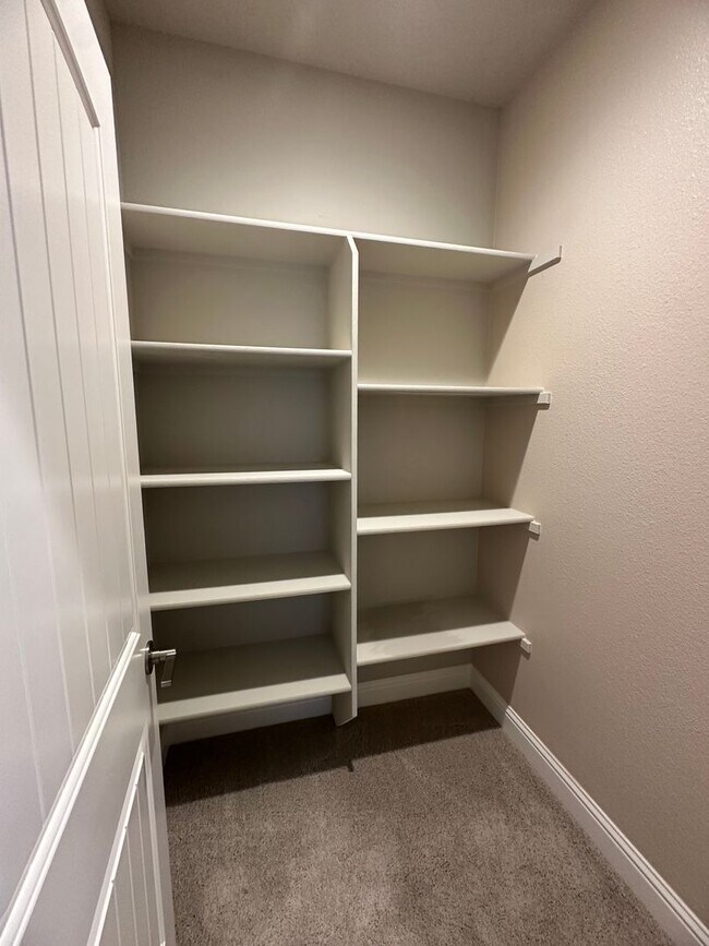 Building Photo - IMMACULANT 4 BEDROOM HOME 2.5 BATHROOM IN SALT CREEK