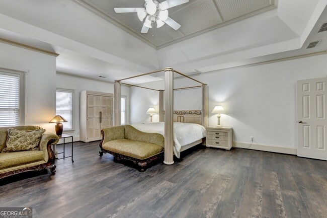Building Photo - 8910 Pinehurst Cove