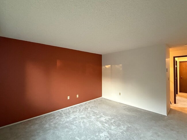 Building Photo - Lovely 2-Bedroom End Unit Condo in Cedarwo...