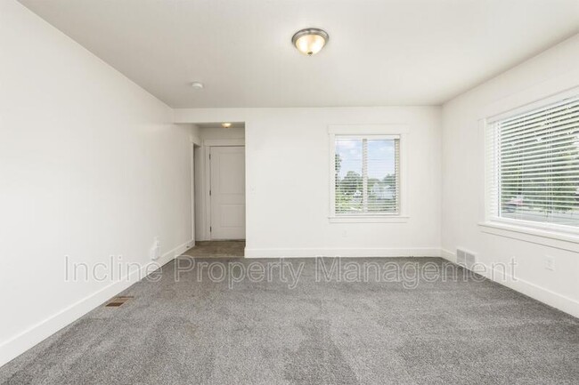 Building Photo - 792 500 N