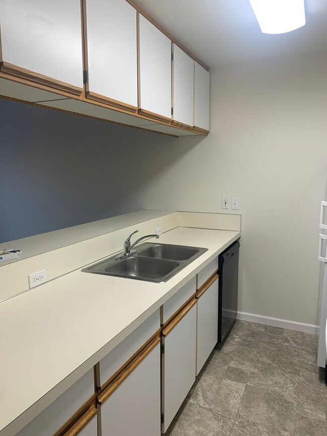 Building Photo - NE Bend Apartment Available 7/1