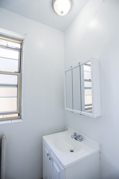 Building Photo - 1361 W Greenleaf Ave