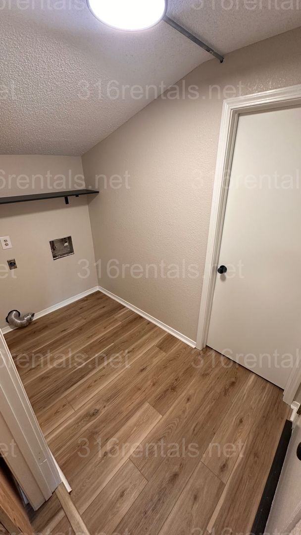 Building Photo - $1300 - 3 bed 1 bath Beautiful single fami...