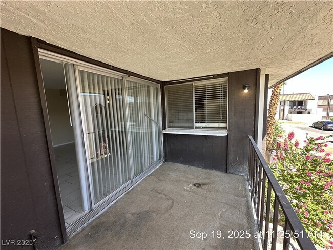 Building Photo - 1405 E Vegas Valley Dr