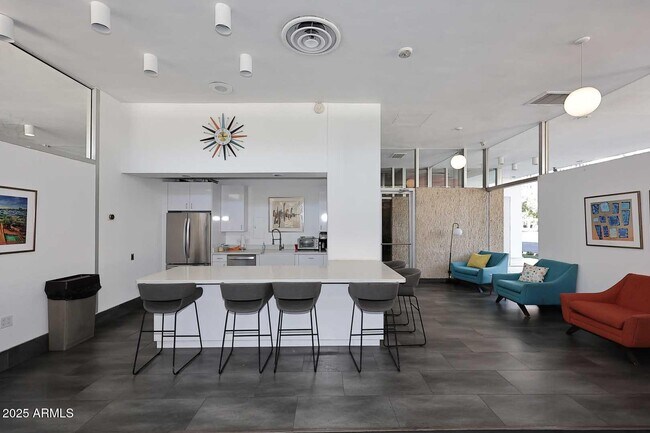 Building Photo - 207 W Clarendon Ave