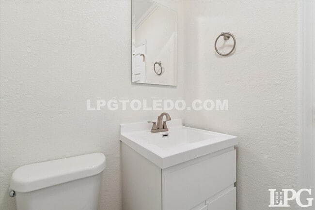 Building Photo - 4336 Deerwood Ln