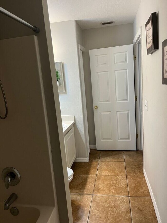 Building Photo - Welcome to Your Ideal Rental Retreat!