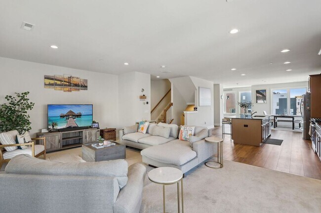 Building Photo - Gorgeous 3BD/2.5BA Waterfront Townhome!