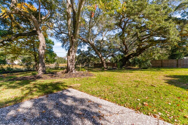 Building Photo - 774 Creekside Dr