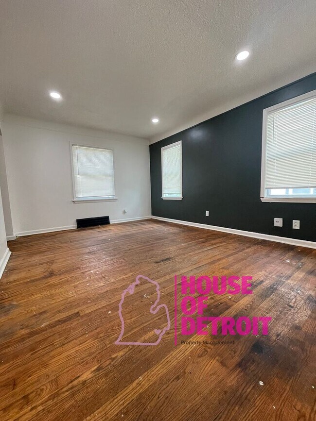 Building Photo - Summer Special~ 3 BEDROOM 1 BATH BUNGALOW ...