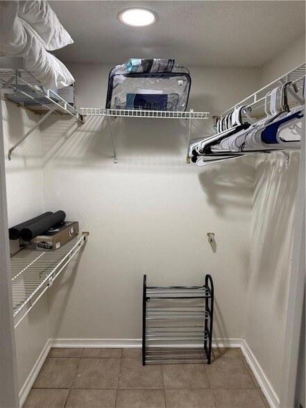 Building Photo - 2425 Oxford Pl