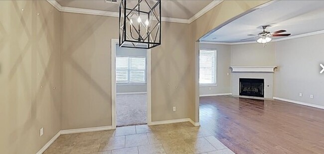 Building Photo - Gorgeous 4 bed, 3 bath