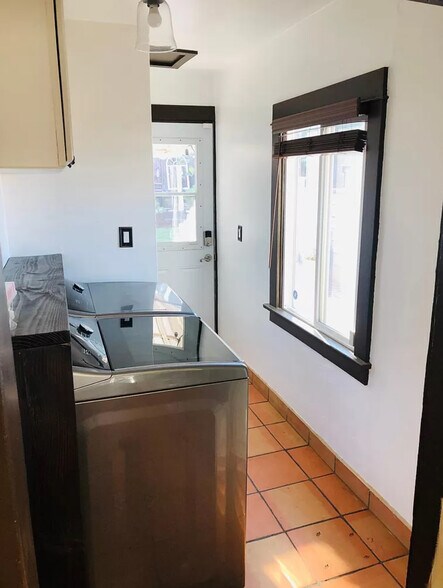 Building Photo - 915 N Chester Ave