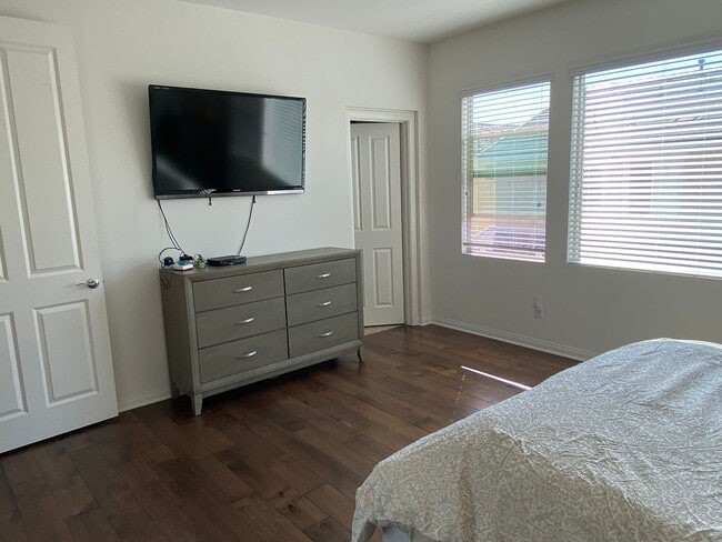 Building Photo - Large & Newer 4 Bedroom/3 Bath House in Sea Glass and Blue Strand Community