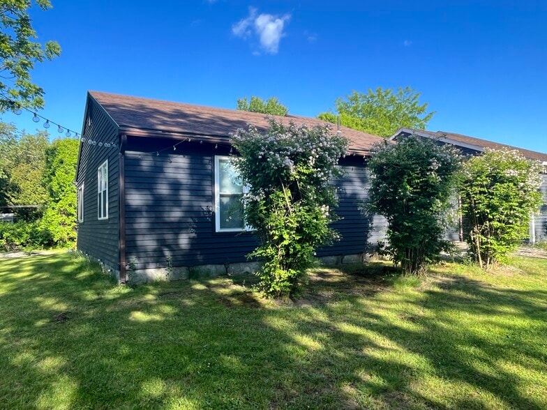 Building Photo - 43 Tamarack Dr