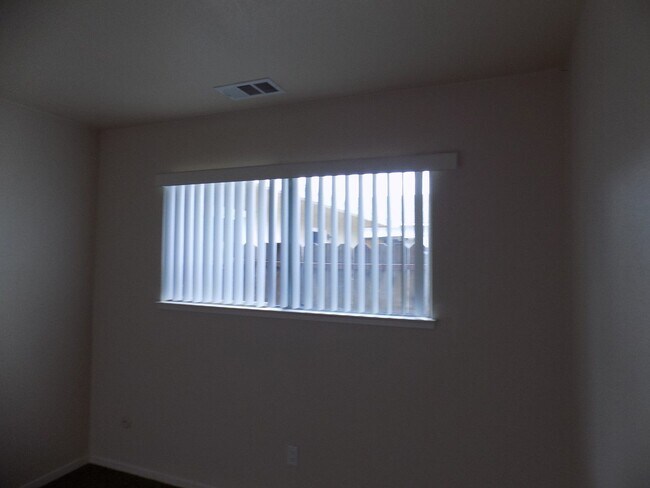 Building Photo - 498 Hintz Ave