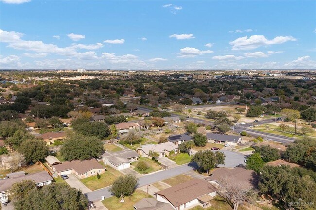 Building Photo - 19 Fern Ave W