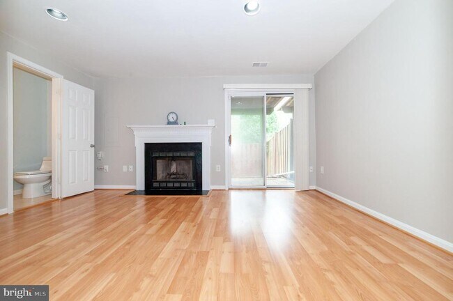 Building Photo - 14724 Stream Pond Dr