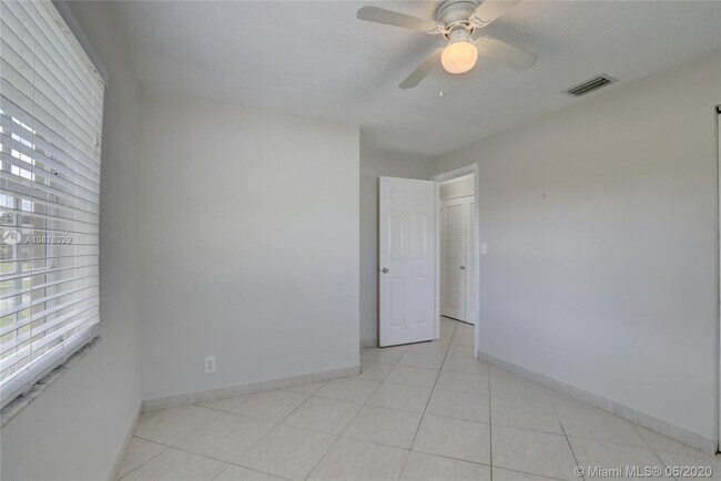 Building Photo - 4961 SW 17th St