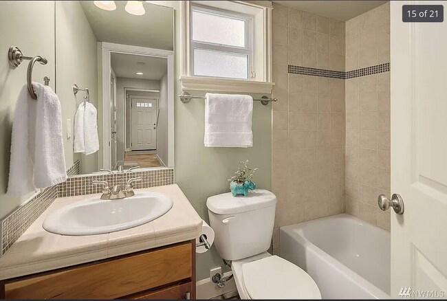 Building Photo - Modern 3Bed/3Bath Townhouse in Seattle - $3,400!!