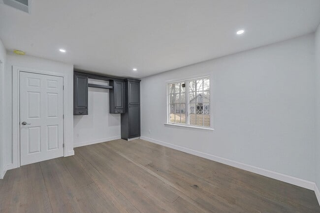 Building Photo - 257 Southlawn Ave