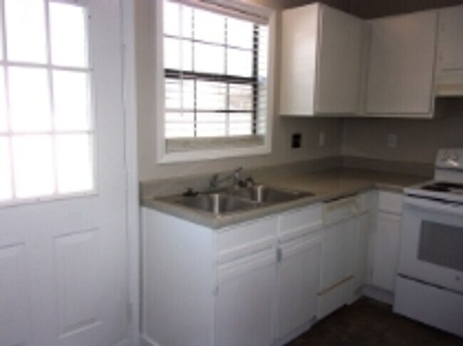 Building Photo - 1823 India Hook Rd