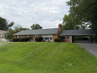 Building Photo - 9220 Quintana Dr