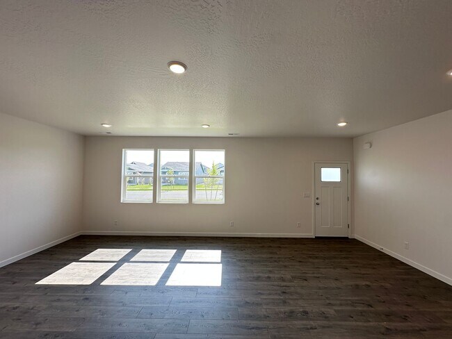 Building Photo - Brand New Foxtail Rancher