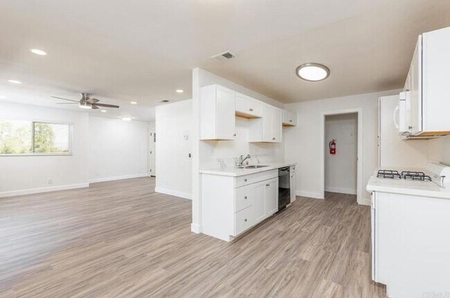 Building Photo - Remodeled 3 Bed 2 Bath Condo - Coastal Living at Its Finest