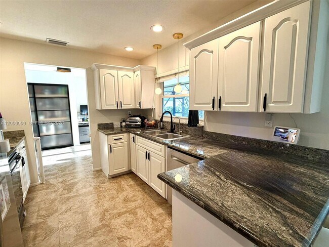 Building Photo - 5704 SW 116th Ave