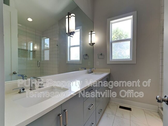 Building Photo - 1704B Simpkins St