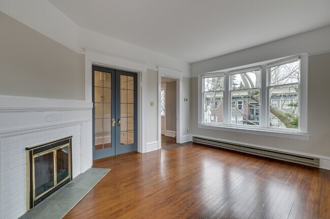 Building Photo - Rare & Charming Upper Queen Anne Home Available July!