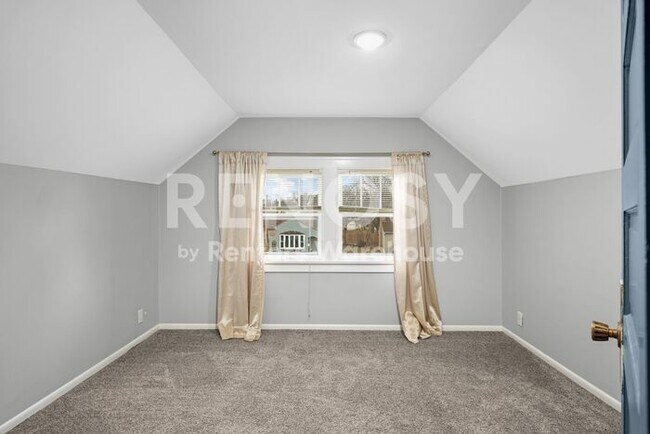 Building Photo - Available July 1st 5 Bedroom 2 Bath Single Family Home in Robbinsdale
