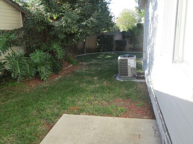 Building Photo - Cozy Living in the Heart of Brentwood