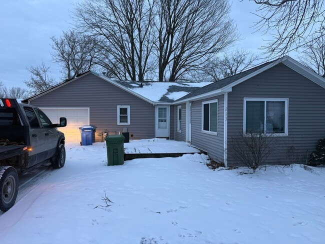 Building Photo - 2 bedroom house